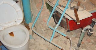 Профессиональный демонтаж перегородки ванной и туалета в Шумерле - от 571 рублей